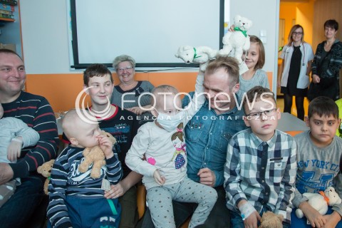  25.11.2015 LODZ<br />DZIEN PLUSZOWEGO MISIA <br />PIOTR ROGUCKI CZYTA DZIECIOM W SZPITALU<br />N/Z PIOTR ROGUCKI<br /> 