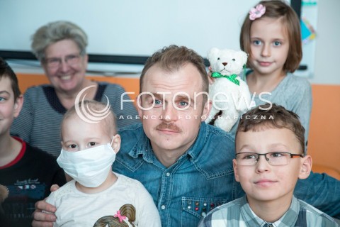  25.11.2015 LODZ<br />DZIEN PLUSZOWEGO MISIA <br />PIOTR ROGUCKI CZYTA DZIECIOM W SZPITALU<br />N/Z PIOTR ROGUCKI<br /> 