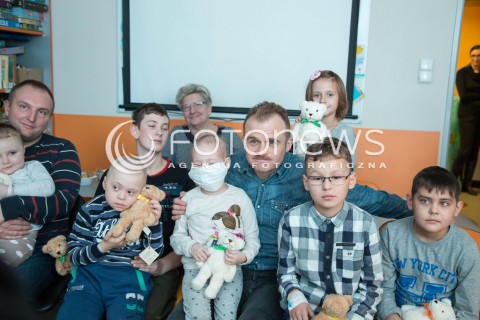  25.11.2015 LODZ<br />DZIEN PLUSZOWEGO MISIA <br />PIOTR ROGUCKI CZYTA DZIECIOM W SZPITALU<br />N/Z PIOTR ROGUCKI<br /> 