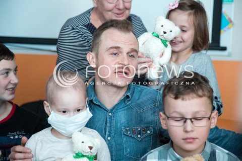  25.11.2015 LODZ<br />DZIEN PLUSZOWEGO MISIA <br />PIOTR ROGUCKI CZYTA DZIECIOM W SZPITALU<br />N/Z PIOTR ROGUCKI<br /> 