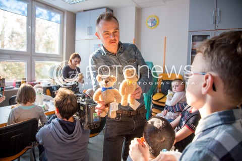  25.11.2015 LODZ<br />DZIEN PLUSZOWEGO MISIA <br />PIOTR ROGUCKI CZYTA DZIECIOM W SZPITALU<br />N/Z PIOTR ROGUCKI<br /> 