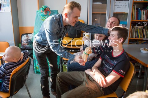  25.11.2015 LODZ<br />DZIEN PLUSZOWEGO MISIA <br />PIOTR ROGUCKI CZYTA DZIECIOM W SZPITALU<br />N/Z PIOTR ROGUCKI<br /> 