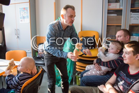  25.11.2015 LODZ<br />DZIEN PLUSZOWEGO MISIA <br />PIOTR ROGUCKI CZYTA DZIECIOM W SZPITALU<br />N/Z PIOTR ROGUCKI<br /> 