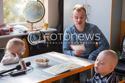  25.11.2015 LODZ<br />DZIEN PLUSZOWEGO MISIA <br />PIOTR ROGUCKI CZYTA DZIECIOM W SZPITALU<br />N/Z PIOTR ROGUCKI<br /> 