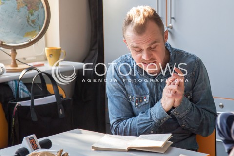  25.11.2015 LODZ<br />DZIEN PLUSZOWEGO MISIA <br />PIOTR ROGUCKI CZYTA DZIECIOM W SZPITALU<br />N/Z PIOTR ROGUCKI<br /> 