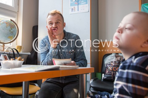  25.11.2015 LODZ<br />DZIEN PLUSZOWEGO MISIA <br />PIOTR ROGUCKI CZYTA DZIECIOM W SZPITALU<br />N/Z PIOTR ROGUCKI<br /> 