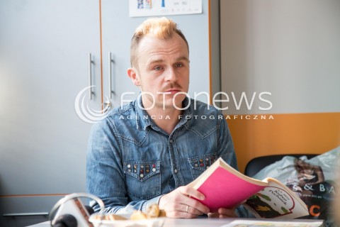  25.11.2015 LODZ<br />DZIEN PLUSZOWEGO MISIA <br />PIOTR ROGUCKI CZYTA DZIECIOM W SZPITALU<br />N/Z PIOTR ROGUCKI<br /> 