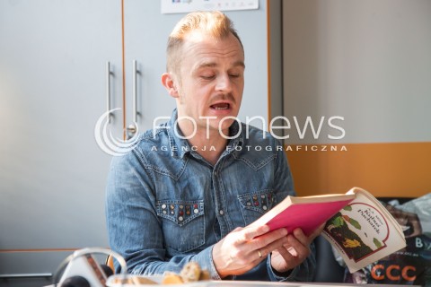  25.11.2015 LODZ<br />DZIEN PLUSZOWEGO MISIA <br />PIOTR ROGUCKI CZYTA DZIECIOM W SZPITALU<br />N/Z PIOTR ROGUCKI<br /> 