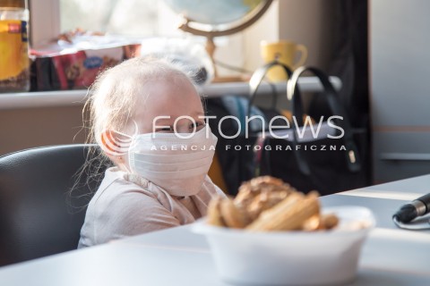  25.11.2015 LODZ<br />DZIEN PLUSZOWEGO MISIA <br />PIOTR ROGUCKI CZYTA DZIECIOM W SZPITALU<br />N/Z PIOTR ROGUCKI<br /> 