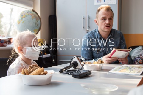 Piotr Rogucki czyta dzieciom w łódzkim szpitalu