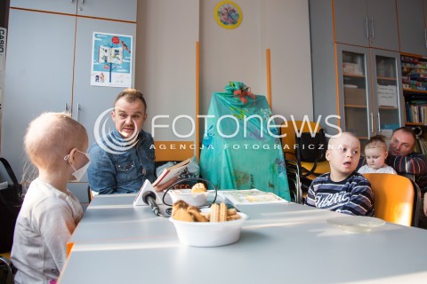  25.11.2015 LODZ<br />DZIEN PLUSZOWEGO MISIA <br />PIOTR ROGUCKI CZYTA DZIECIOM W SZPITALU<br />N/Z PIOTR ROGUCKI<br /> 