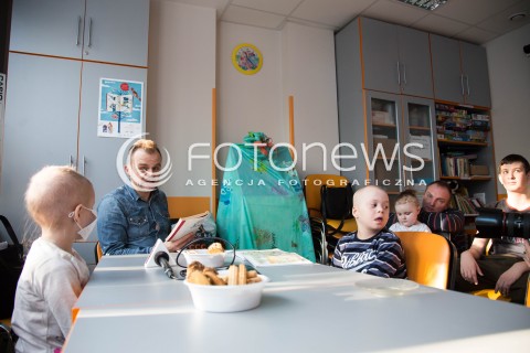  25.11.2015 LODZ<br />DZIEN PLUSZOWEGO MISIA <br />PIOTR ROGUCKI CZYTA DZIECIOM W SZPITALU<br />N/Z PIOTR ROGUCKI<br /> 