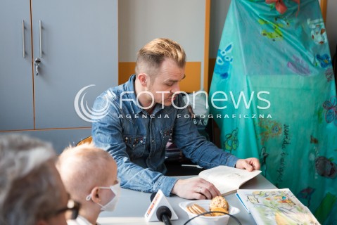  25.11.2015 LODZ<br />DZIEN PLUSZOWEGO MISIA <br />PIOTR ROGUCKI CZYTA DZIECIOM W SZPITALU<br />N/Z PIOTR ROGUCKI<br /> 