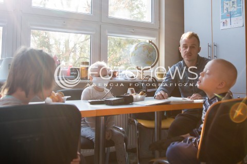  25.11.2015 LODZ<br />DZIEN PLUSZOWEGO MISIA <br />PIOTR ROGUCKI CZYTA DZIECIOM W SZPITALU<br />N/Z PIOTR ROGUCKI<br /> 