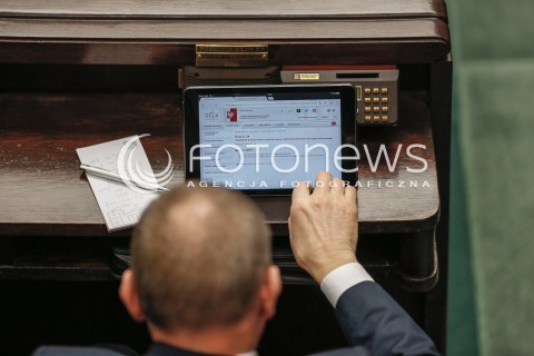  25.11.2015 WARSZAWA<br />POSIEDZENIE SEJMU<br />N/Z POSEL W TRAKCIE OBRAD TABLET<br /> 