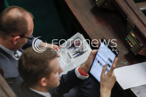  25.11.2015 WARSZAWA<br />POSIEDZENIE SEJMU<br />N/Z POSLOWIE W TRAKCIE OBRAD GAZETA TABLET<br /> 