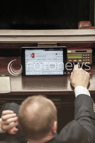  25.11.2015 WARSZAWA<br />POSIEDZENIE SEJMU<br />N/Z POSEL W TRAKCIE OBRAD TABLET<br /> 