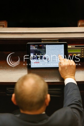  25.11.2015 WARSZAWA<br />POSIEDZENIE SEJMU<br />N/Z POSEL W TRAKCIE OBRAD TABLET<br /> 