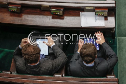  25.11.2015 WARSZAWA<br />POSIEDZENIE SEJMU<br />N/Z POSLOWIE W TRAKCIE OBRAD TABLETY TABLET<br /> 