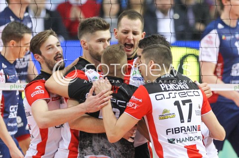  25.11.2015 RZESZOW<br />SIATKOWKA PLUSLIGA 2015/2016 MEN VOLLEYBALL POLAND POLISH PLUS LIGA LEAGUE SEASON 2015/2016<br />MECZ ASSECO RESOVIA RZESZOW - ZAKSA KEDZIERZYN KOZLE<br />N/Z BARTOSZ KUREK JULIEN LYNEEL DAWID DRYJA RADOSC EMOCJE <br /> 