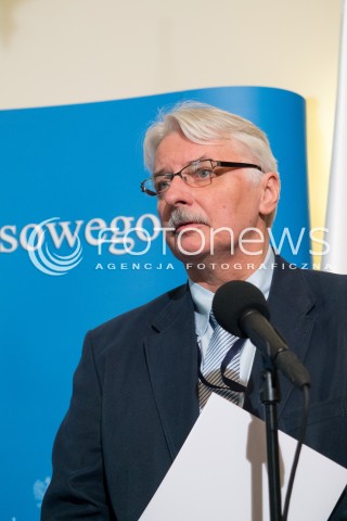  27.11.2015 WARSZAWA<br /> BRIEFING PRASOWY RZADU W SPRAWIE PORWANYCH MARYNARZY ZE STATKU U WYBRZEZY NIGERII W WARSZAWIE <br />N/Z WITOLD WASZCZYKOWSKI<br /> 