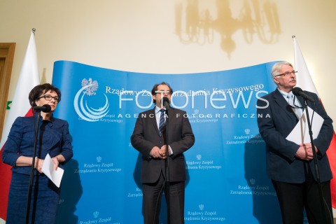  27.11.2015 WARSZAWA<br /> BRIEFING PRASOWY RZADU W SPRAWIE PORWANYCH MARYNARZY ZE STATKU U WYBRZEZY NIGERII W WARSZAWIE <br />N/Z MAREK GROBARCZYK WITOLD WASZCZYKOWSKI ELZBIETA WITEK<br /> 