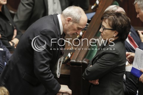  02.12.2015 WARSZAWA SEJM<br />TRZECIE POSIEDZENIE SEJMU VIII KADENCJI<br />N/Z ANTONI MACIEREWICZ ELZBIETA WITEK<br /> 
