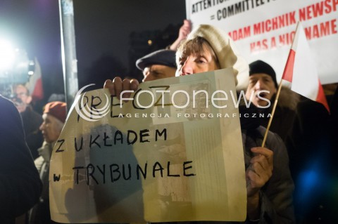  02.12.2015 WARSZAWA<br /> PROTESTY POD SEJMEM W SPRAWIE ZMIAN W TRYBUNALE KONSTYTUCYJNYM<br /> N/Z UCZESTNICY TRANSPARENT<br /> 