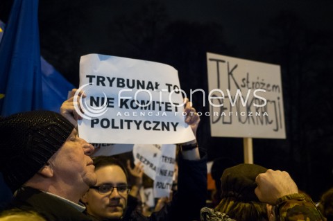  02.12.2015 WARSZAWA<br /> PROTESTY POD SEJMEM W SPRAWIE ZMIAN W TRYBUNALE KONSTYTUCYJNYM<br /> N/Z UCZESTNICY TRANSPARENT<br /> 