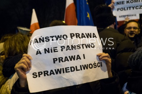  02.12.2015 WARSZAWA<br /> PROTESTY POD SEJMEM W SPRAWIE ZMIAN W TRYBUNALE KONSTYTUCYJNYM<br /> N/Z UCZESTNICY TRANSPARENT<br /> 