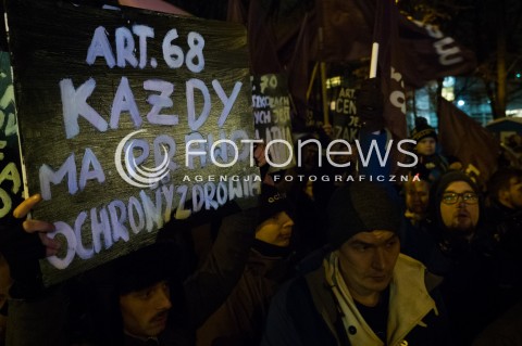  02.12.2015 WARSZAWA<br /> PROTESTY POD SEJMEM W SPRAWIE ZMIAN W TRYBUNALE KONSTYTUCYJNYM<br /> N/Z UCZESTNICY TRANSPARENT<br /> 