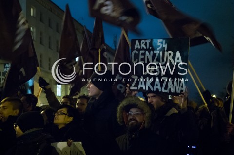  02.12.2015 WARSZAWA<br /> PROTESTY POD SEJMEM W SPRAWIE ZMIAN W TRYBUNALE KONSTYTUCYJNYM<br /> N/Z UCZESTNICY TRANSPARENT<br /> 