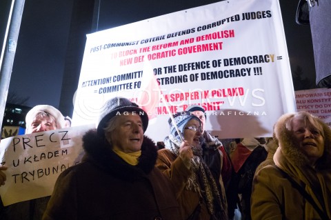  02.12.2015 WARSZAWA<br /> PROTESTY POD SEJMEM W SPRAWIE ZMIAN W TRYBUNALE KONSTYTUCYJNYM<br /> N/Z UCZESTNICY TRANSPARENT<br /> 
