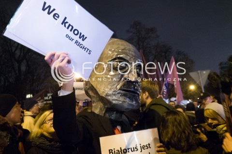  02.12.2015 WARSZAWA<br /> PROTESTY POD SEJMEM W SPRAWIE ZMIAN W TRYBUNALE KONSTYTUCYJNYM<br /> N/Z UCZESTNICY TRANSPARENT<br /> 