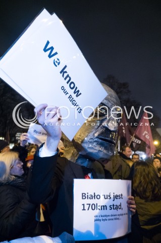 02.12.2015 WARSZAWA<br /> PROTESTY POD SEJMEM W SPRAWIE ZMIAN W TRYBUNALE KONSTYTUCYJNYM<br /> N/Z UCZESTNICY TRANSPARENT<br /> 
