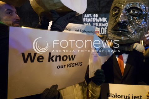  02.12.2015 WARSZAWA<br /> PROTESTY POD SEJMEM W SPRAWIE ZMIAN W TRYBUNALE KONSTYTUCYJNYM<br /> N/Z UCZESTNICY TRANSPARENT<br /> 