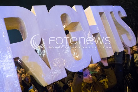 02.12.2015 WARSZAWA<br /> PROTESTY POD SEJMEM W SPRAWIE ZMIAN W TRYBUNALE KONSTYTUCYJNYM<br /> N/Z UCZESTNICY TRANSPARENT<br /> 