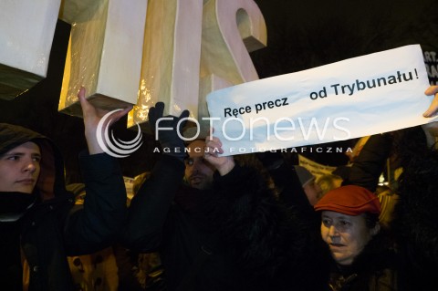  02.12.2015 WARSZAWA<br /> PROTESTY POD SEJMEM W SPRAWIE ZMIAN W TRYBUNALE KONSTYTUCYJNYM<br /> N/Z UCZESTNICY TRANSPARENT<br /> 