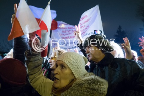  02.12.2015 WARSZAWA<br /> PROTESTY POD SEJMEM W SPRAWIE ZMIAN W TRYBUNALE KONSTYTUCYJNYM<br /> N/Z UCZESTNICY<br /> 