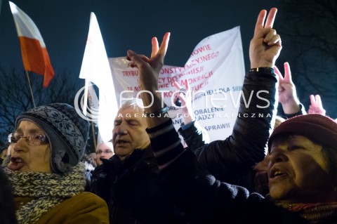  02.12.2015 WARSZAWA<br /> PROTESTY POD SEJMEM W SPRAWIE ZMIAN W TRYBUNALE KONSTYTUCYJNYM<br /> N/Z UCZESTNICY<br /> 