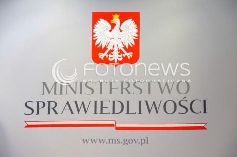  02.12.2015 WARSZAWA<br />KONFERENCJA RPASOWA MINISTRA SPRAWIEDLIWOSCI DOTYCZACA TRYBUNALU KONSTYTUCYJNEGO<br />N/Z MINISTERSTWO SPRAWIEDLIWOSCI NAPIS TABLICZKA LOGO<br /> 