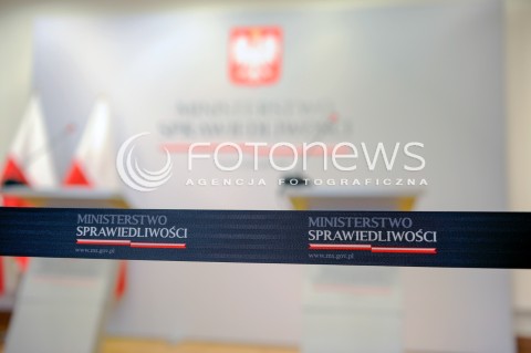  02.12.2015 WARSZAWA<br />KONFERENCJA RPASOWA MINISTRA SPRAWIEDLIWOSCI DOTYCZACA TRYBUNALU KONSTYTUCYJNEGO<br />N/Z MINISTERSTWO SPRAWIEDLIWOSCI NAPIS TABLICZKA LOGO<br /> 