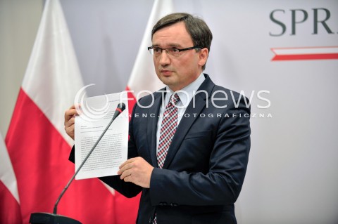  02.12.2015 WARSZAWA<br />KONFERENCJA RPASOWA MINISTRA SPRAWIEDLIWOSCI DOTYCZACA TRYBUNALU KONSTYTUCYJNEGO<br />N/Z MINISTER SPRAWIEDLIWOSCI ZBIGNIEW ZIOBRO <br /> 