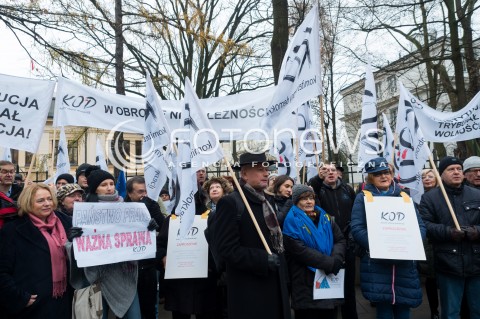  03.12.2015 WARSZAWA<br /> PIKIETA KOMITETU OBRONY DEMOKRACJI PRZECIWKO ZMIANOM W SKLADZIE TRYBUNALU KONSTYTUCYJNEGO <br />N/Z UCZESTNICY TRANSPARENT<br /> 