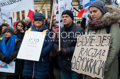  03.12.2015 WARSZAWA<br /> PIKIETA KOMITETU OBRONY DEMOKRACJI PRZECIWKO ZMIANOM W SKLADZIE TRYBUNALU KONSTYTUCYJNEGO <br />N/Z UCZESTNICY TRANSPARENT<br /> 