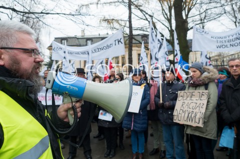  03.12.2015 WARSZAWA<br /> PIKIETA KOMITETU OBRONY DEMOKRACJI PRZECIWKO ZMIANOM W SKLADZIE TRYBUNALU KONSTYTUCYJNEGO <br />N/Z UCZESTNICY TRANSPARENT<br /> 
