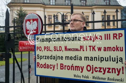  03.12.2015 WARSZAWA<br /> PIKIETA KOMITETU OBRONY DEMOKRACJI PRZECIWKO ZMIANOM W SKLADZIE TRYBUNALU KONSTYTUCYJNEGO <br />N/Z UCZESTNICY TRANSPARENT<br /> 