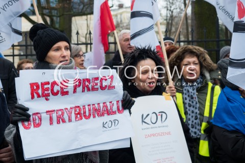  03.12.2015 WARSZAWA<br /> PIKIETA KOMITETU OBRONY DEMOKRACJI PRZECIWKO ZMIANOM W SKLADZIE TRYBUNALU KONSTYTUCYJNEGO <br />N/Z UCZESTNICY TRANSPARENT<br /> 