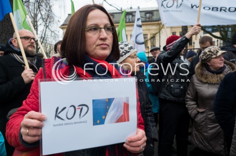  03.12.2015 WARSZAWA<br /> PIKIETA KOMITETU OBRONY DEMOKRACJI PRZECIWKO ZMIANOM W SKLADZIE TRYBUNALU KONSTYTUCYJNEGO <br />N/Z UCZESTNICY TRANSPARENT<br /> 