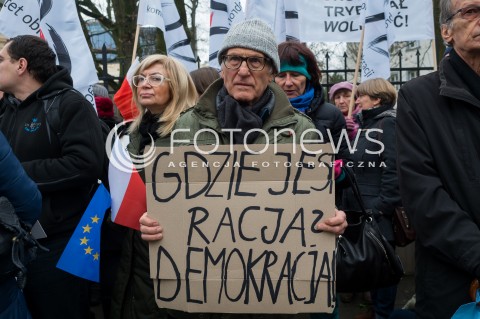  03.12.2015 WARSZAWA<br /> PIKIETA KOMITETU OBRONY DEMOKRACJI PRZECIWKO ZMIANOM W SKLADZIE TRYBUNALU KONSTYTUCYJNEGO <br />N/Z UCZESTNICY TRANSPARENT<br /> 